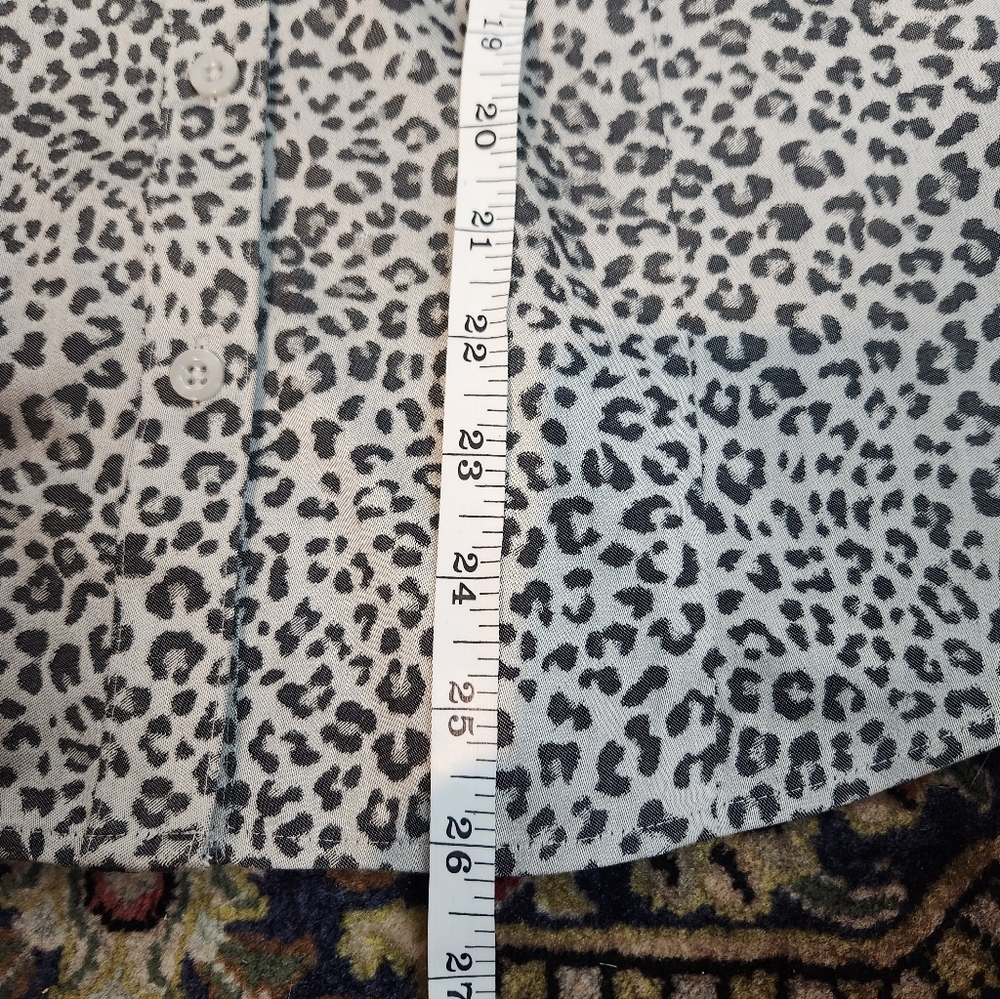 Chico's No-Iron Coolmax All Season Snow Leopard Print Button Down Shirt 0 4/6 - Picture 7 of 9